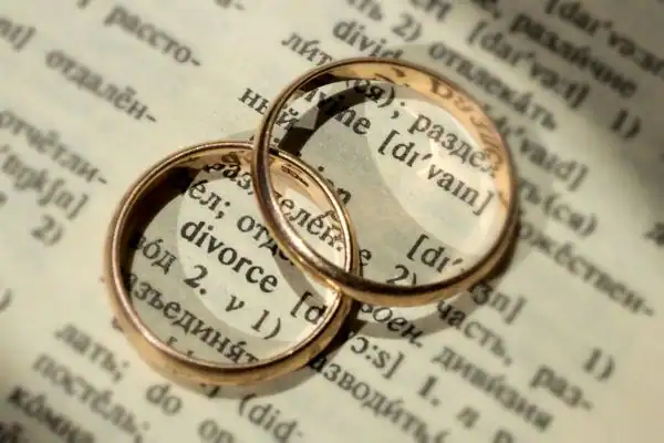 Image of rings removed before divorce mediation Tunbridge Wells